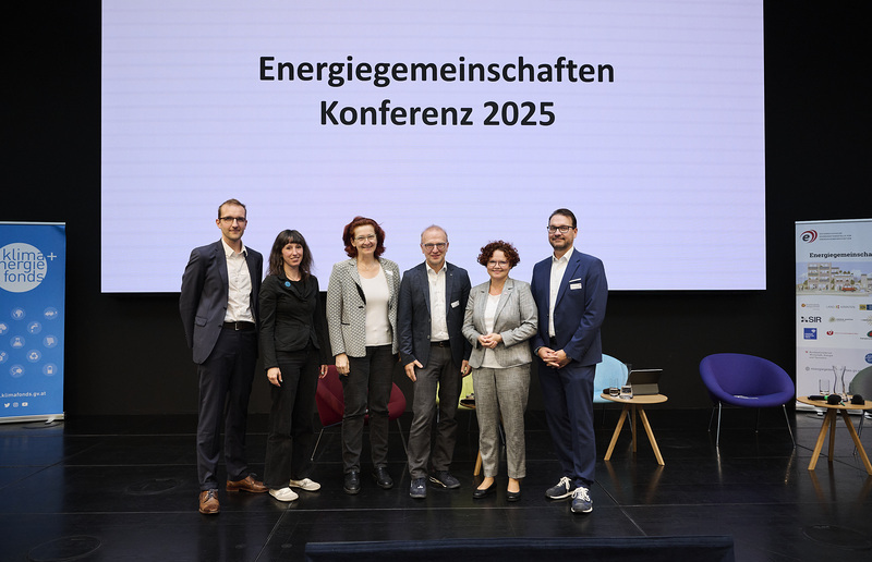Energiegemeinschaften-Konferenz 2025 / Klima- und Energiefonds/APA-Fotoservice/H?rmandinger, Klima- und Energiefonds/APA-Foto v.l.n.r.: Stephan Heidler, Leiter der Koordinationsstelle für Energiegemeinschaften; Gabriella Dokter Projektleiterin Armutsprävention der Caritas Steiermark; Sigrid Stagl, Ökonomin und Wissenschaftlerin des Jahres 2024, WU Wien; Bernd Vogl, Geschäft