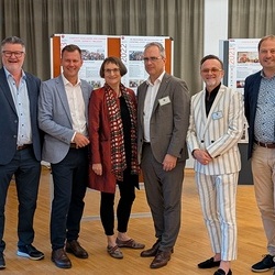 GR H. Kossek, Bgm. D. Kos (beide Stadt Leibnitz), GUSEGG-Leiterin R. Maierhofer, Uni-Graz-Rektor P. Riedler, W. Prügger, V. Wechtitsch (beide Diözese Graz-Seckau)