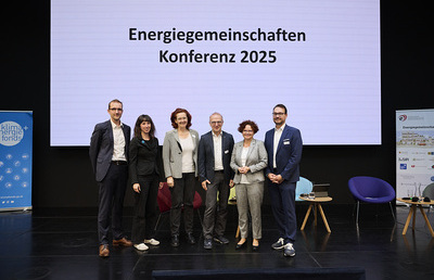 v.l.n.r.: Stephan Heidler, Leiter der Koordinationsstelle für Energiegemeinschaften; Gabriella Dokter Projektleiterin Armutsprävention der Caritas Steiermark; Sigrid Stagl, Ökonomin und Wissenschaftlerin des Jahres 2024, WU Wien; Bernd Vogl, Geschäft