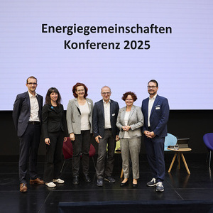 Energiegemeinschaften-Konferenz 2025 / Klima- und Energiefonds/APA-Fotoservice/H?rmandinger, Klima- und Energiefonds/APA-Foto v.l.n.r.: Stephan Heidler, Leiter der Koordinationsstelle f?r Energiegemeinschaften; Gabriella Dokter Projektleiterin Armutspr?vention der Caritas Steiermark; Sigrid Stagl, ?konomin und Wissenschaftlerin des Jahres 2024, WU Wien; Bernd Vogl, Gesch?ft