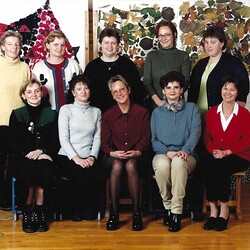Im Kreise ihrer Kolleginnen - Volksschule Tobelbad
