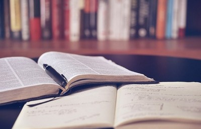 Im Theologischen Fernkurs werden Skripten mit Studienwochenenden kombiniert.